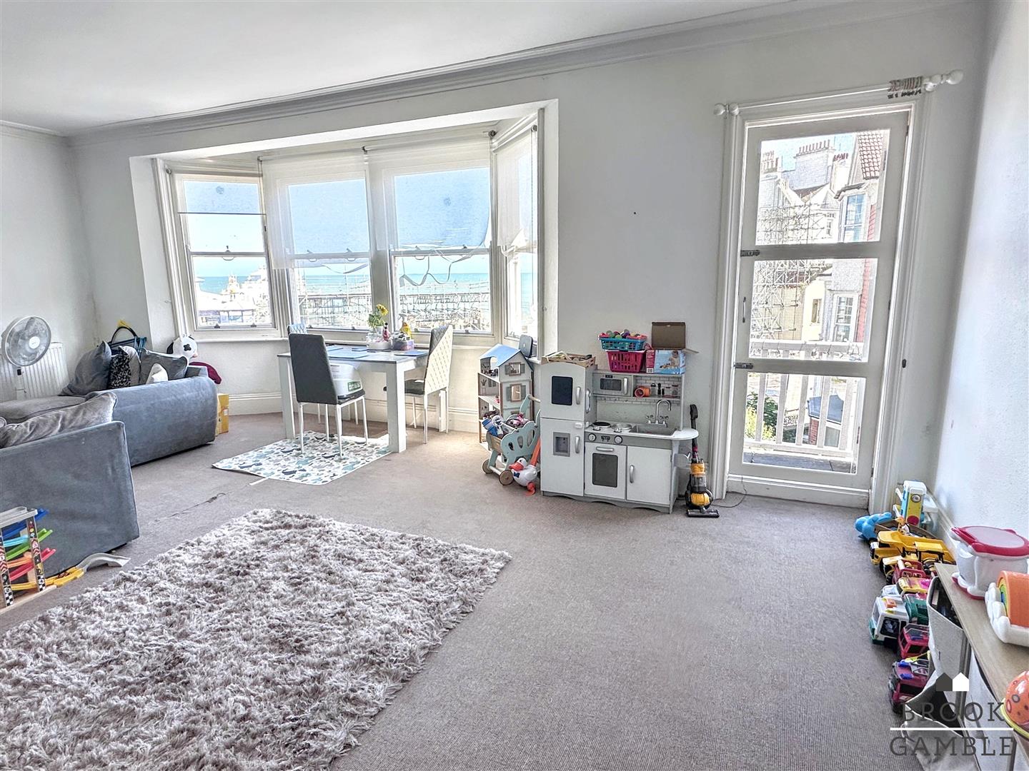 2 Bedroom Flat - Conversion. Elms Avenue in Eastbourne,  4